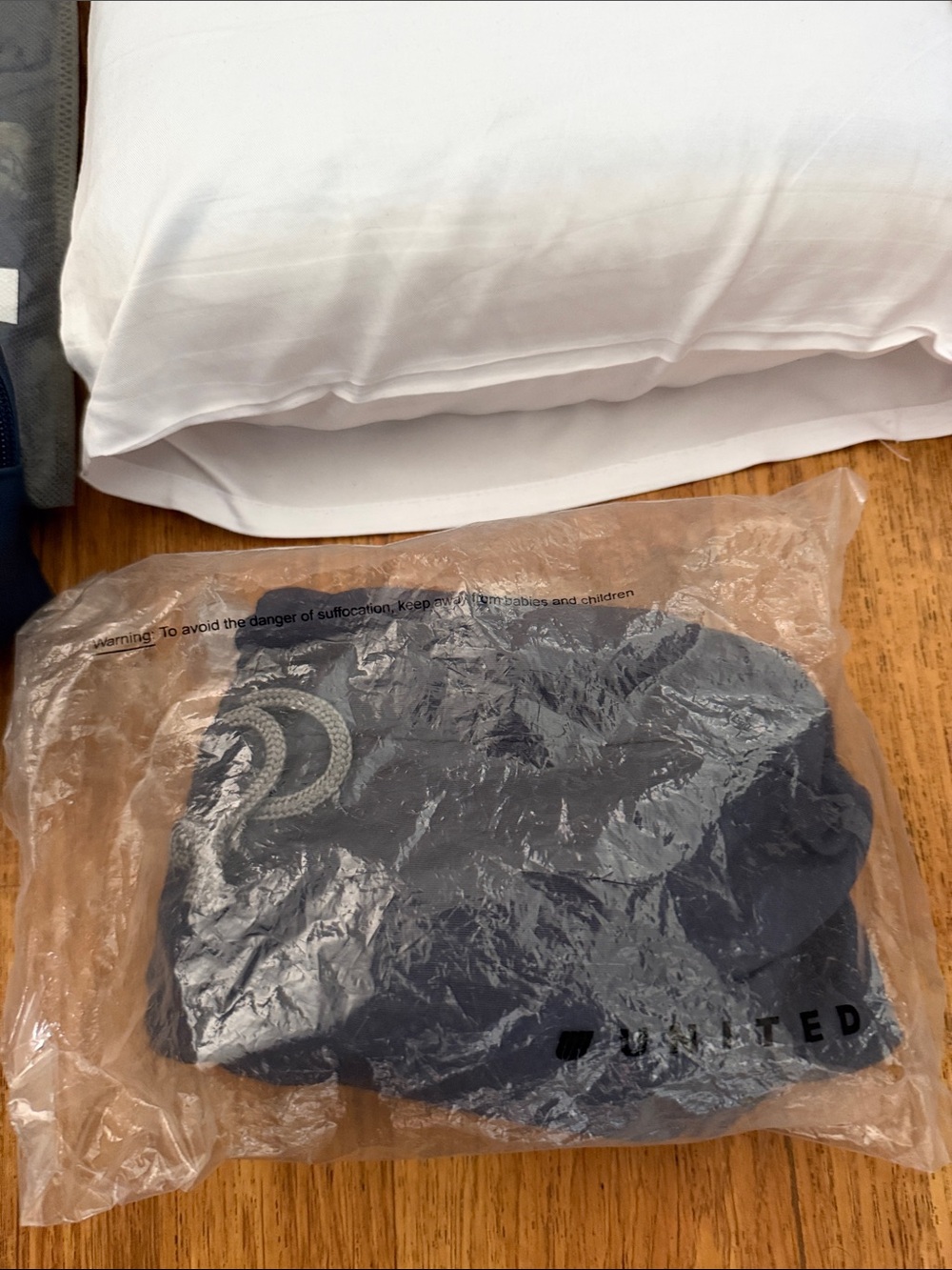 UNITED AIRLINES MEMORY FOAM GEL PILLOW POLARIS PAJAMAS SET SHIRT PANTS BUSINESS - Picture 6 of 6